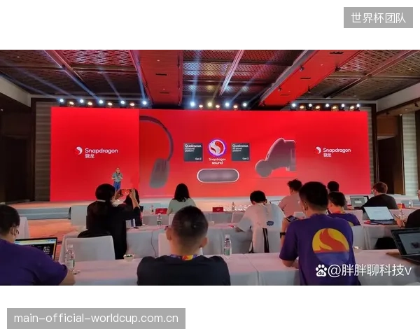 为应对超低延迟交互需求,大部分空间音频渲染与个性化计算任务,将从云端下沉至场馆的边缘计算节点 为应对超低延迟交互需求,大部分空间音频渲染与个性化计算任务,将从云端下沉至场馆的边缘计算节点